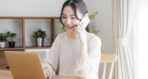 写真：女性が電話で『福祉の仕事就労支援セミナー＆相談会』について問合せをしている様子